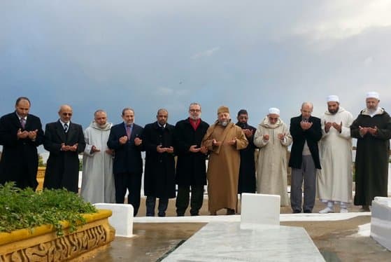 أعضاء مجلس الإرشاد يترحمون على روح الإمام المجدد بمقبرة الشهداء