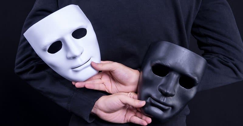 الأنظمة المطلقة والأقنعة الديمقراطية