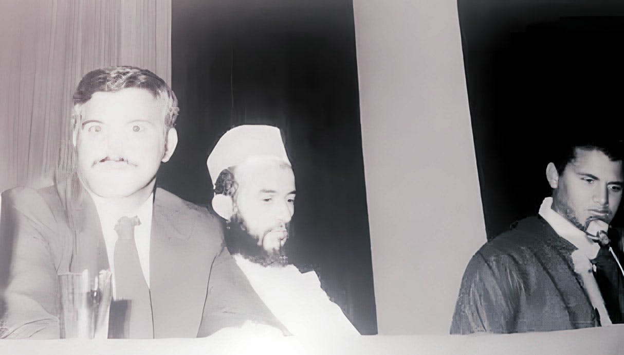 الإمام أثناء إلقاء محاضرة باللغة الفرنسية في دار الثقافة بالرباط، يوم الجمعة 27 يونيو 1980